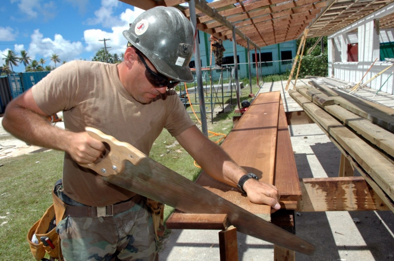 ebeniste-ST CYR SUR MER-min_worker_construction_building_carpenter_male_job_build_helmet-893290